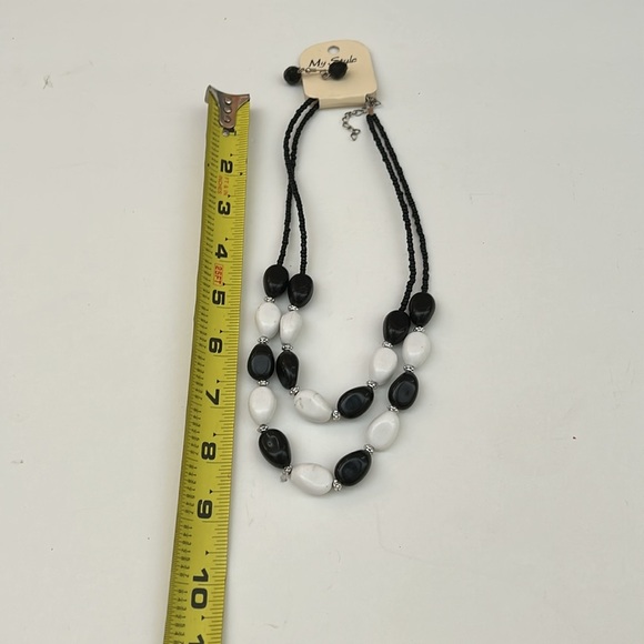 Elegant Black and White Beaded Necklace - Picture 9 of 9